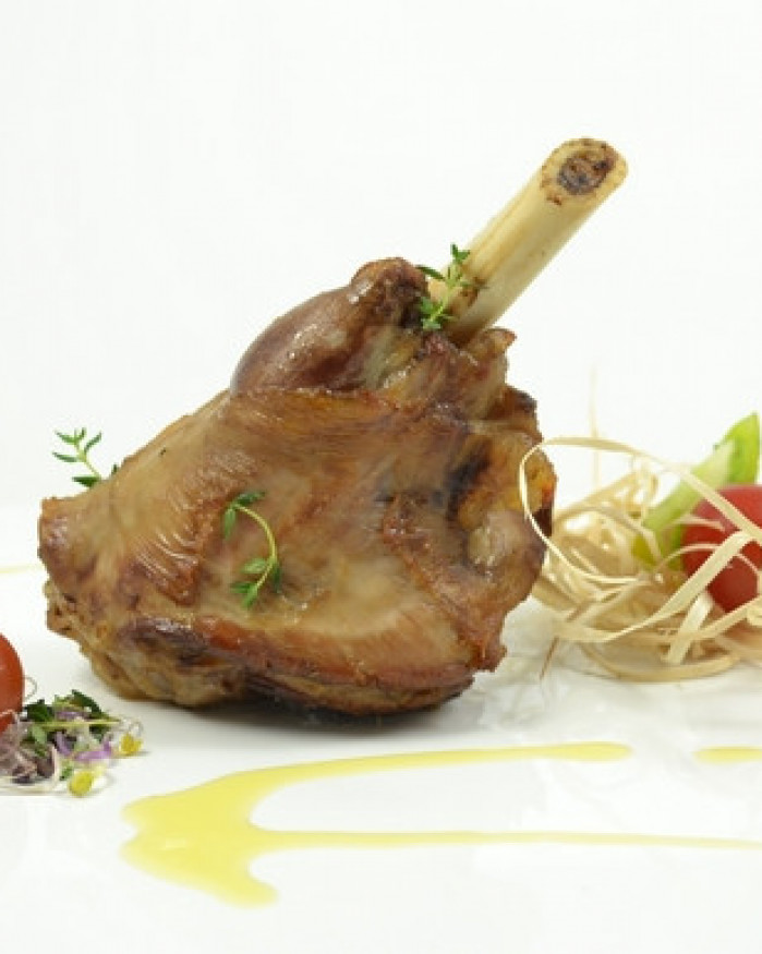 Souris d’agneau confite au Romarin et sa garniture