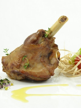 Souris d’agneau confite au Romarin et sa garniture